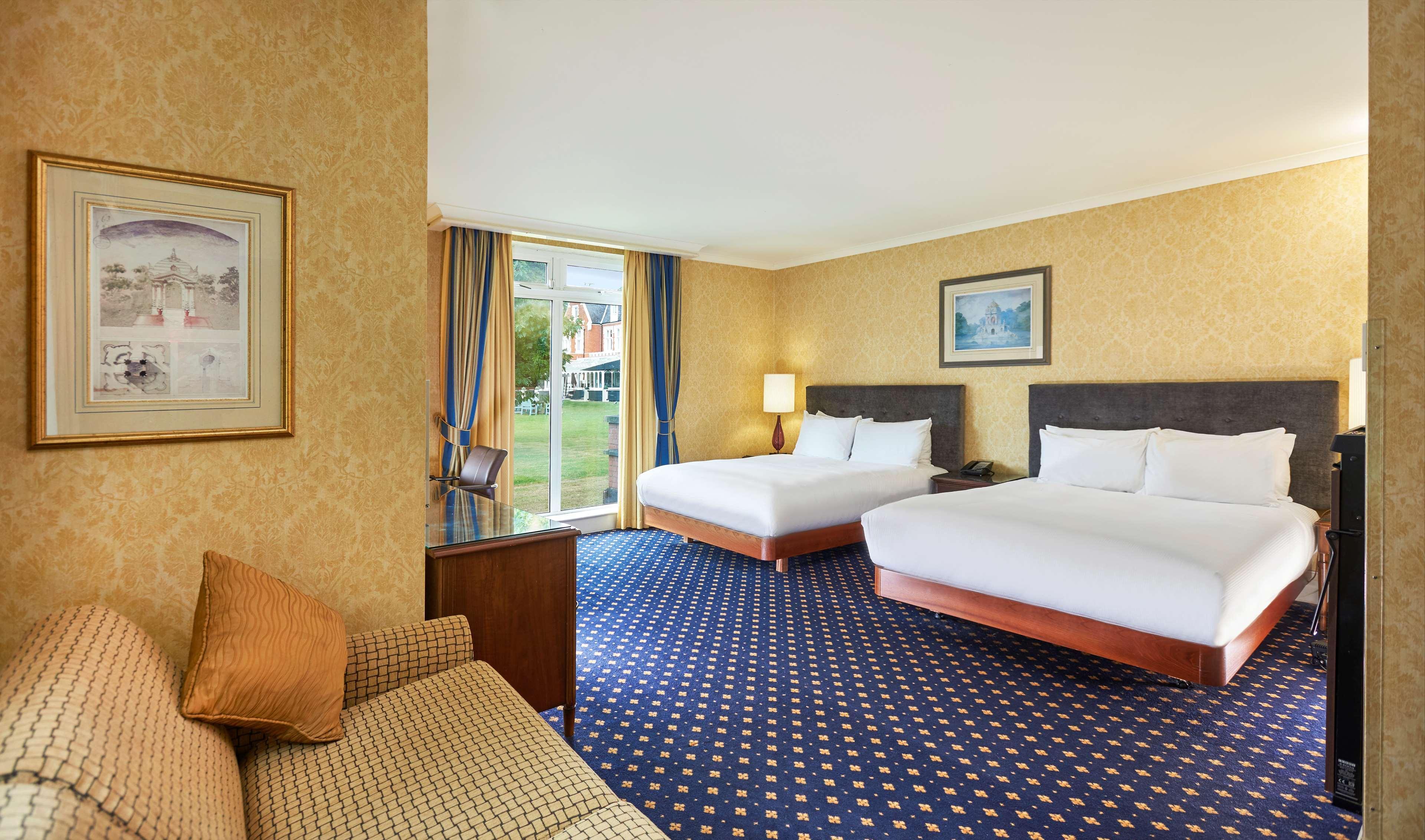 Отель Doubletree By Hilton St. Anne'S Manor Брэкнэлл Экстерьер фото