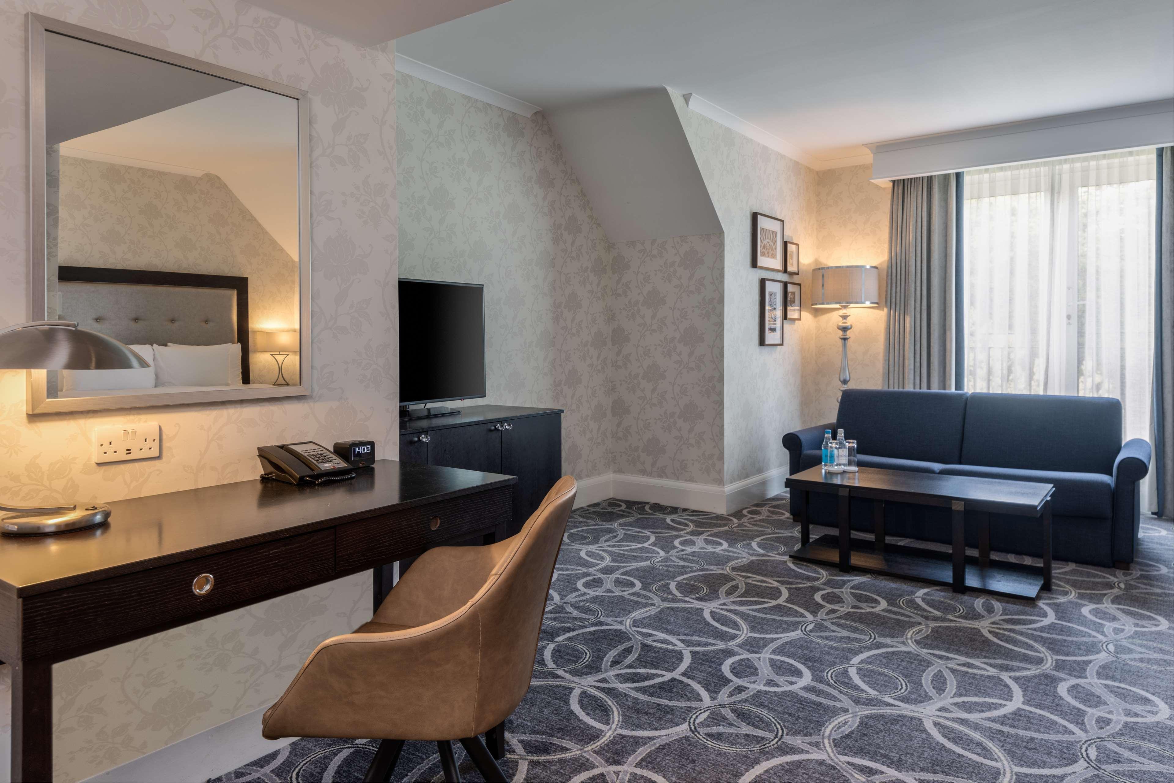 Отель Doubletree By Hilton St. Anne'S Manor Брэкнэлл Экстерьер фото