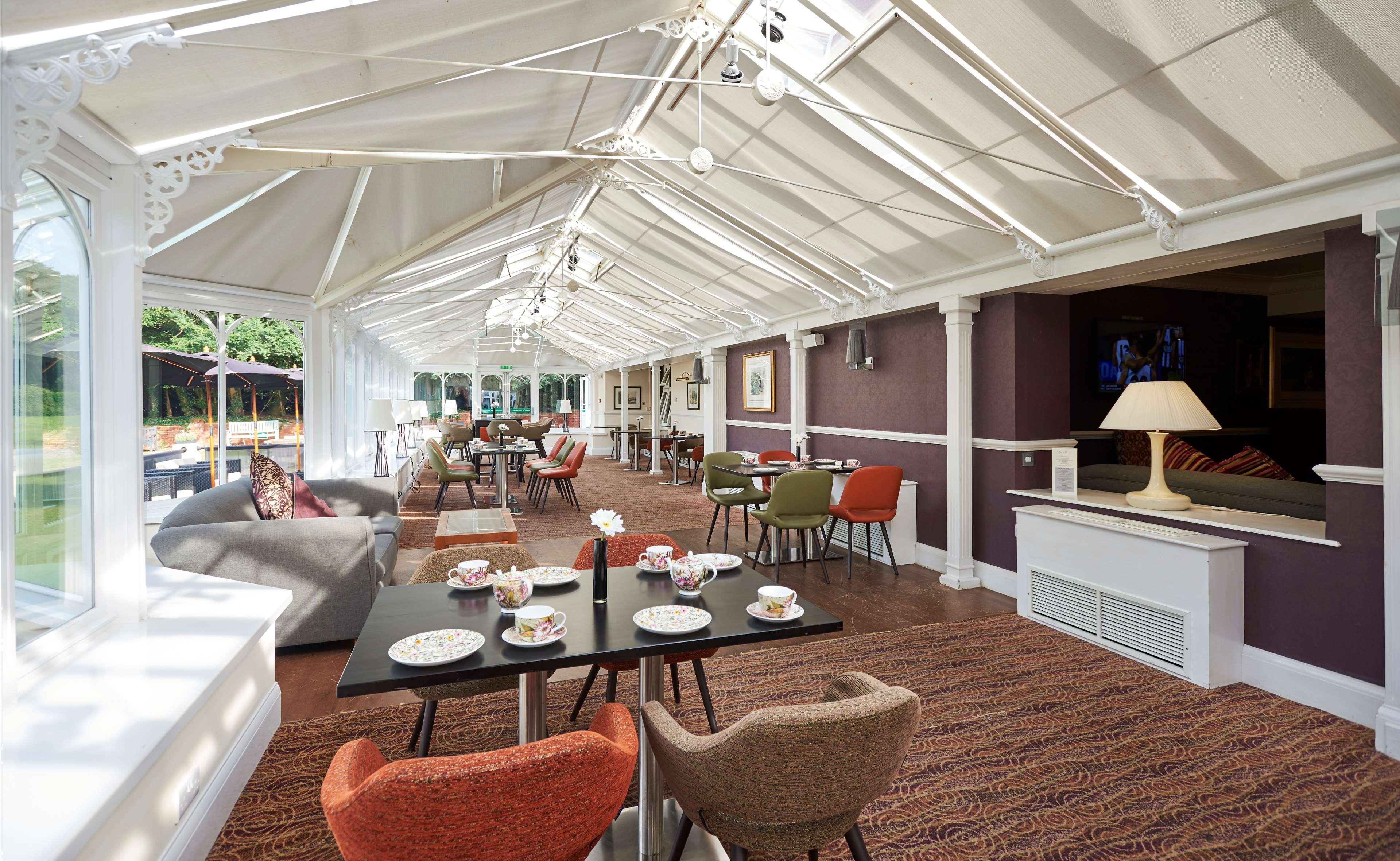 Отель Doubletree By Hilton St. Anne'S Manor Брэкнэлл Экстерьер фото