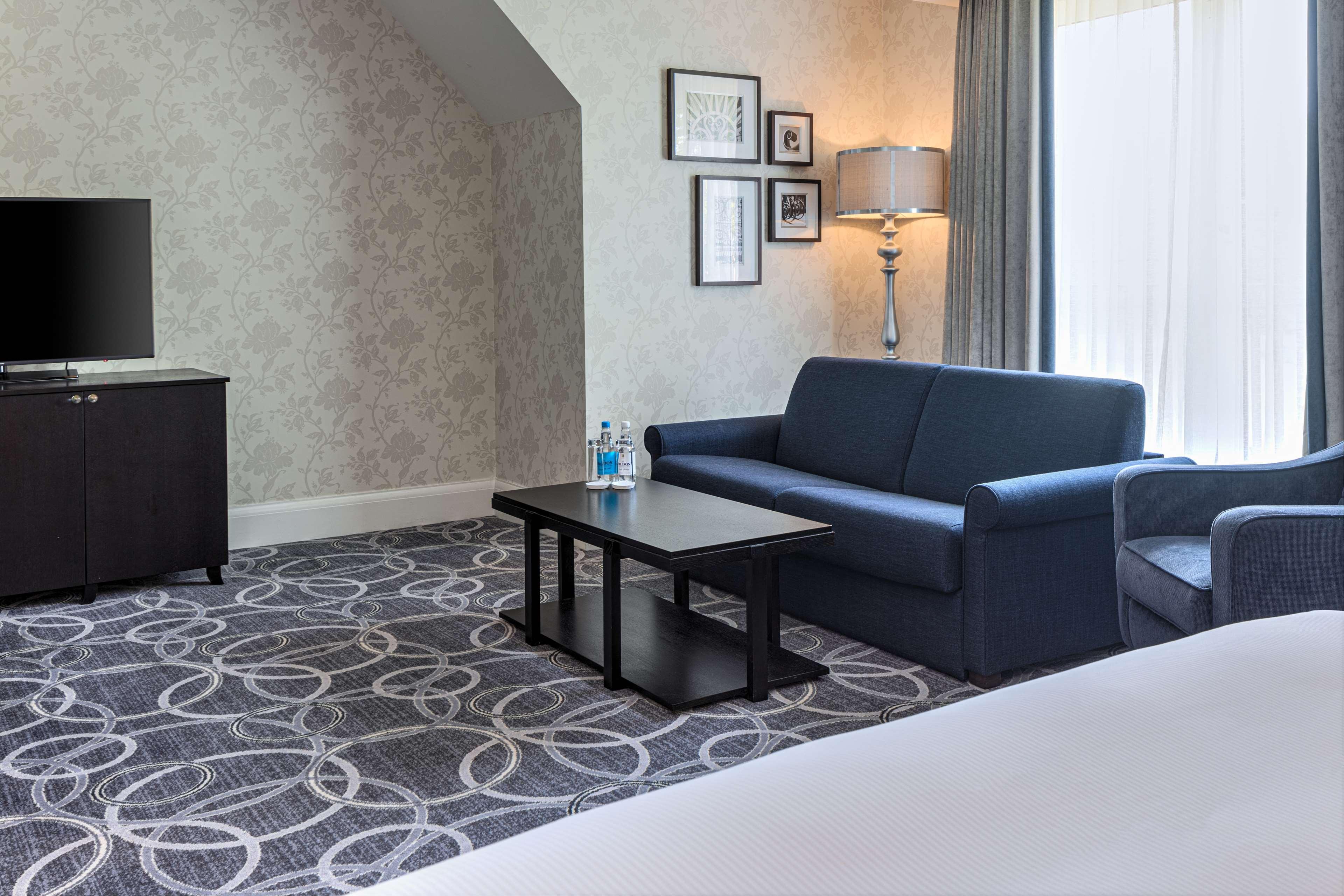 Отель Doubletree By Hilton St. Anne'S Manor Брэкнэлл Экстерьер фото
