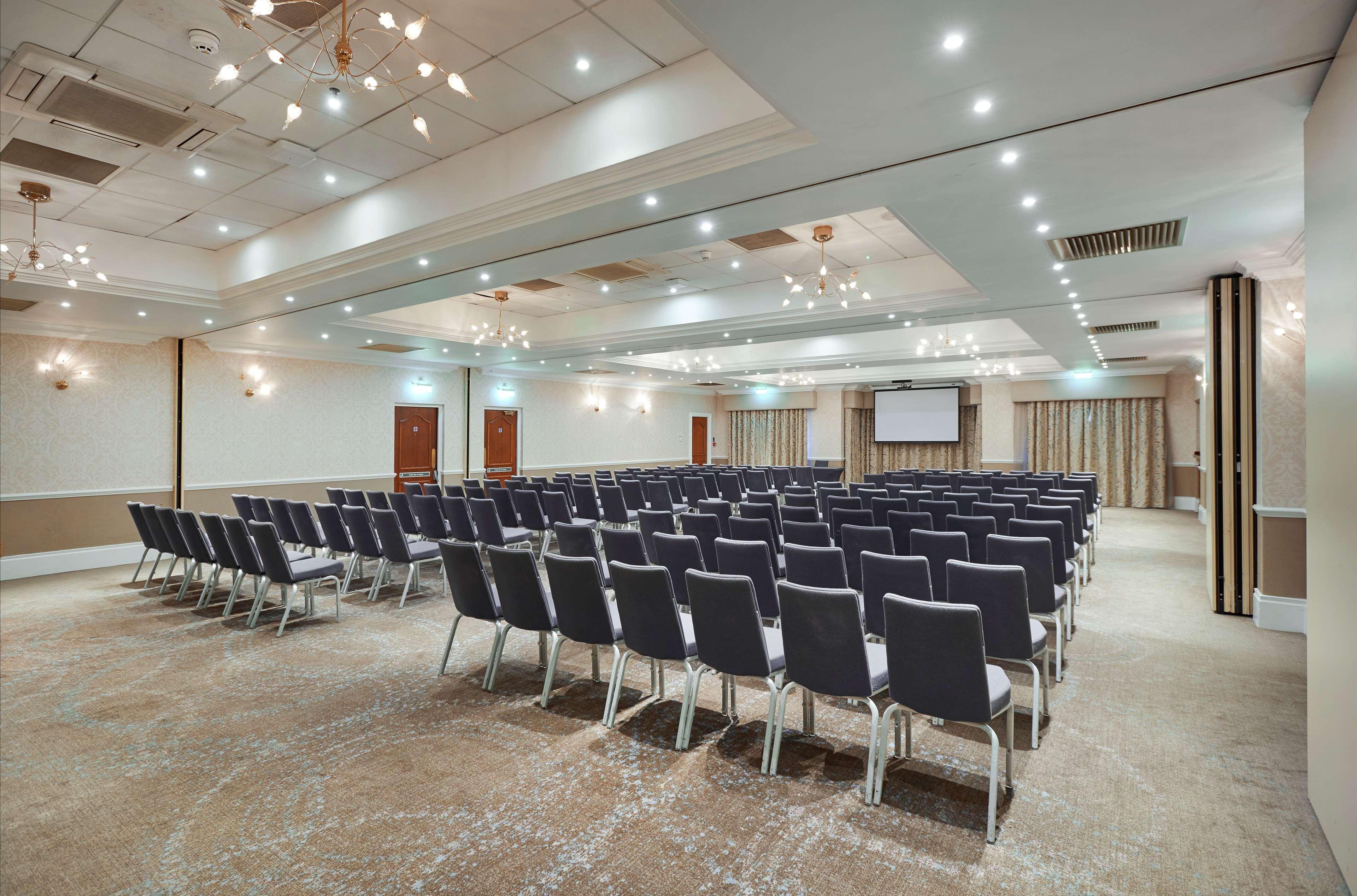 Отель Doubletree By Hilton St. Anne'S Manor Брэкнэлл Экстерьер фото