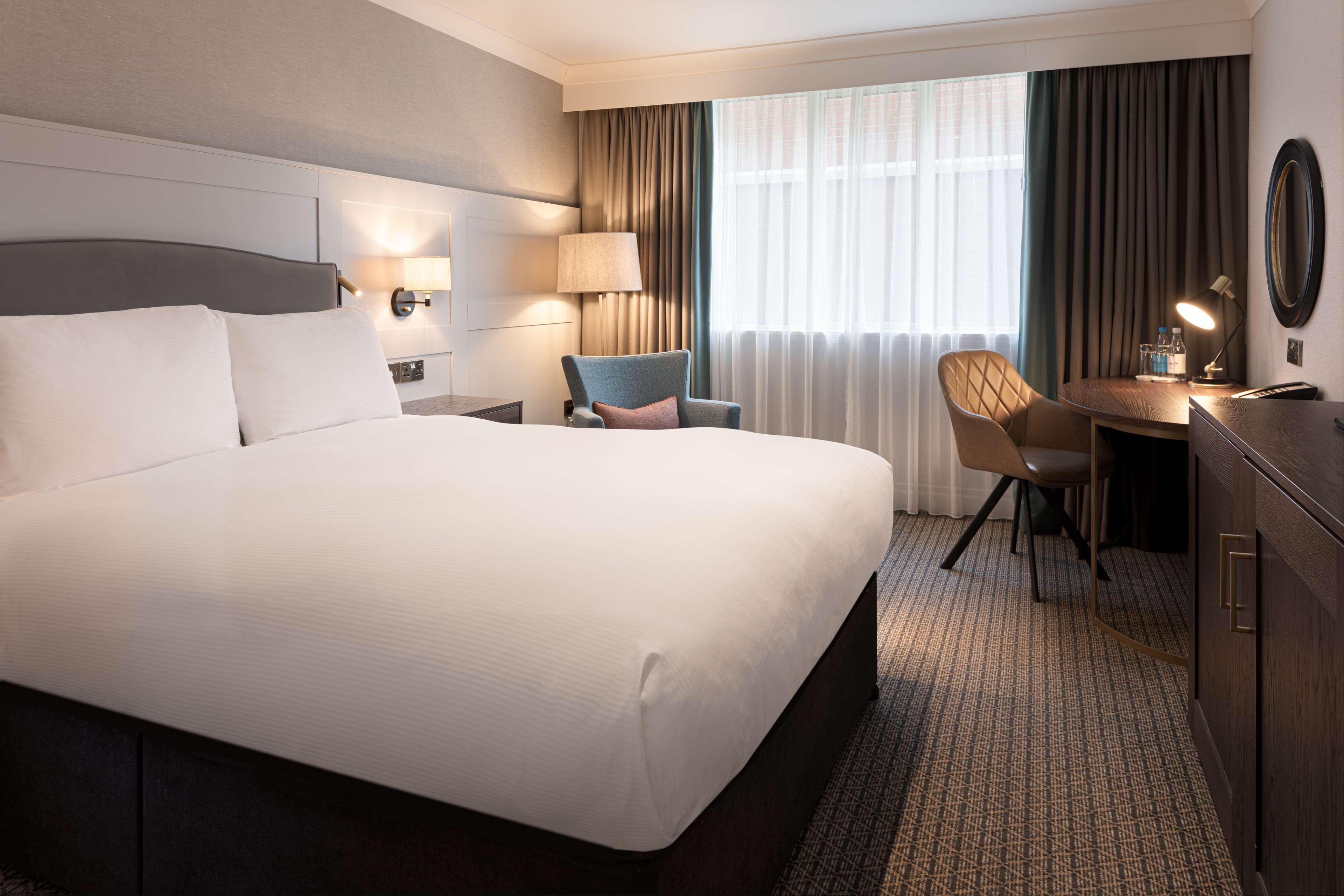 Отель Doubletree By Hilton St. Anne'S Manor Брэкнэлл Экстерьер фото