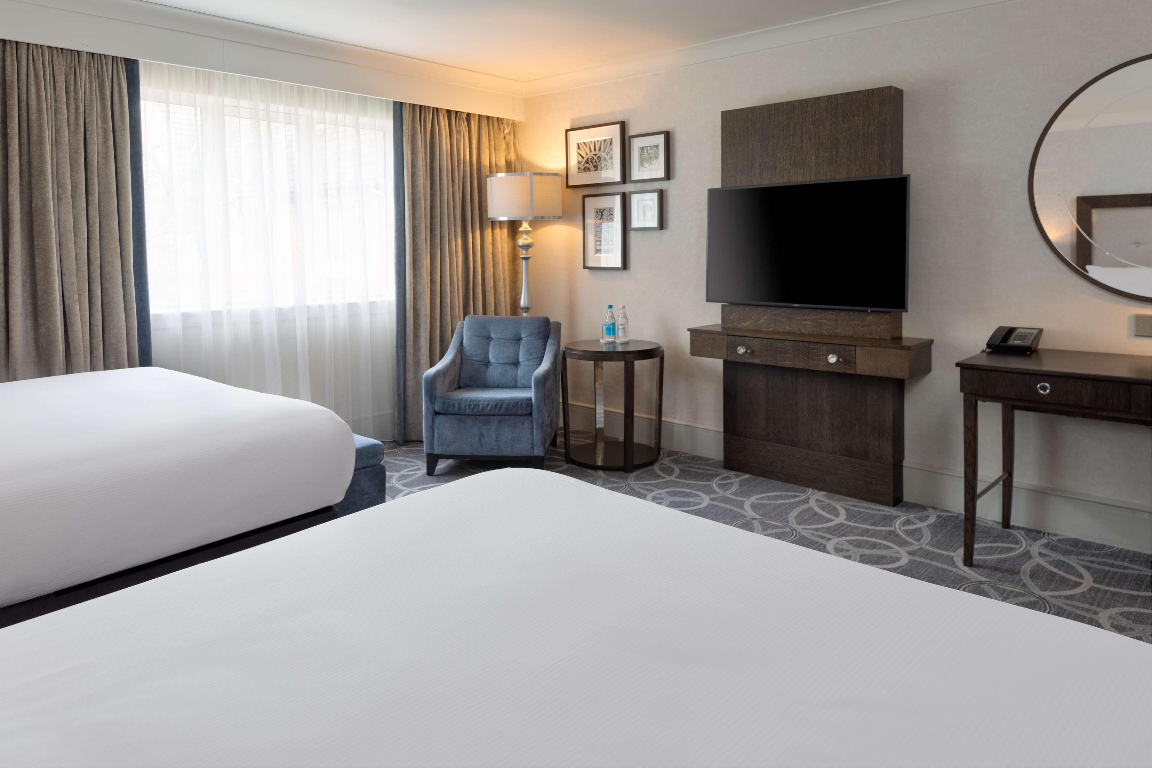 Отель Doubletree By Hilton St. Anne'S Manor Брэкнэлл Экстерьер фото
