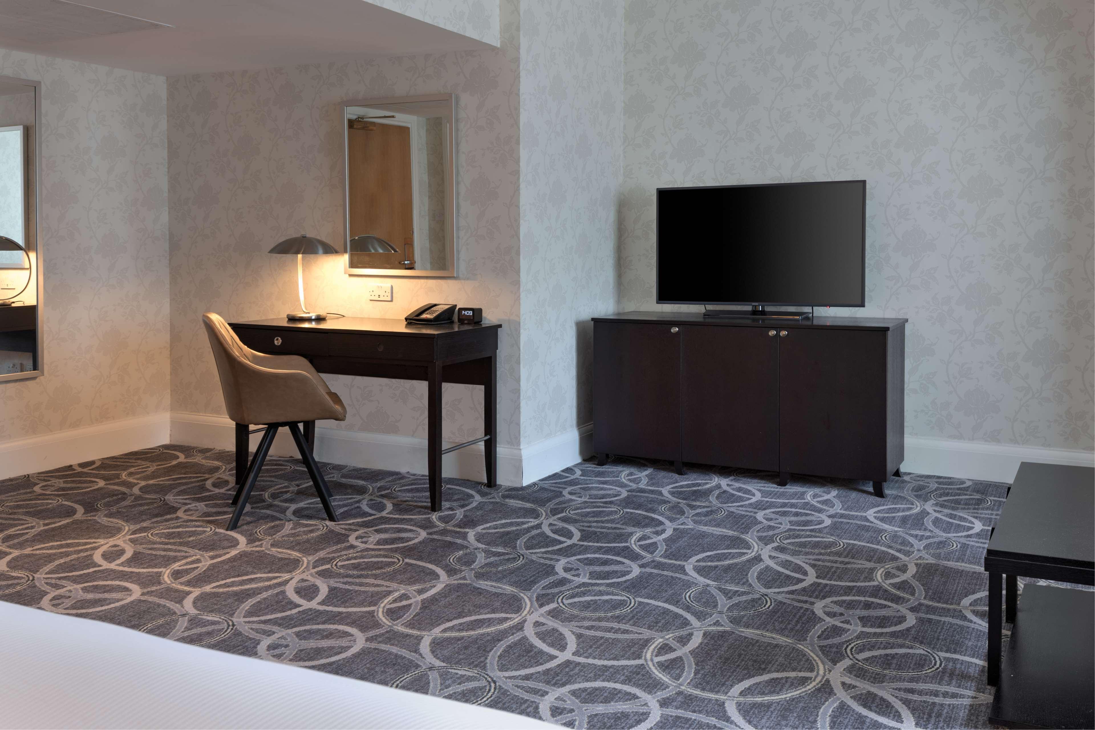 Отель Doubletree By Hilton St. Anne'S Manor Брэкнэлл Экстерьер фото