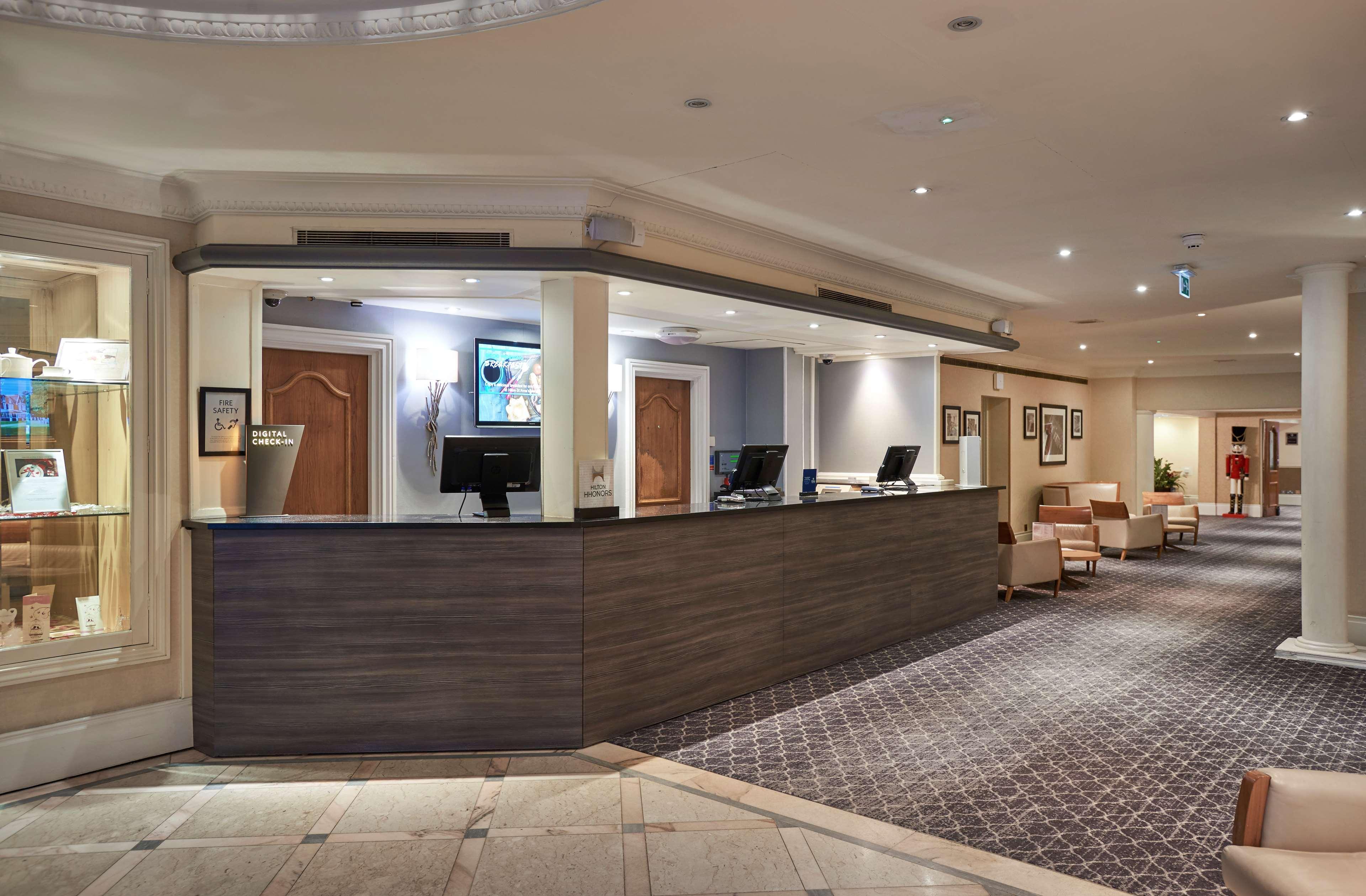 Отель Doubletree By Hilton St. Anne'S Manor Брэкнэлл Экстерьер фото