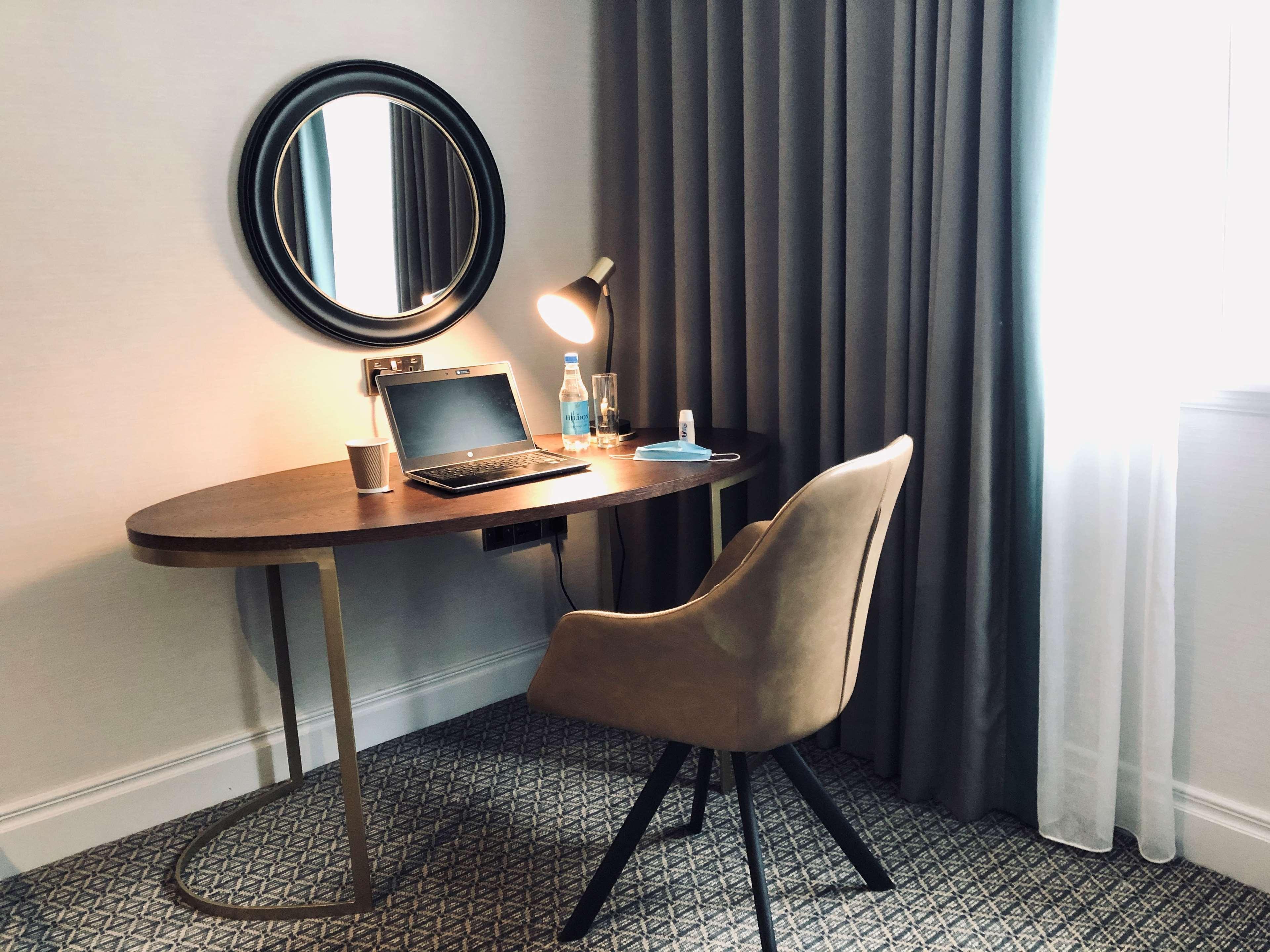 Отель Doubletree By Hilton St. Anne'S Manor Брэкнэлл Экстерьер фото