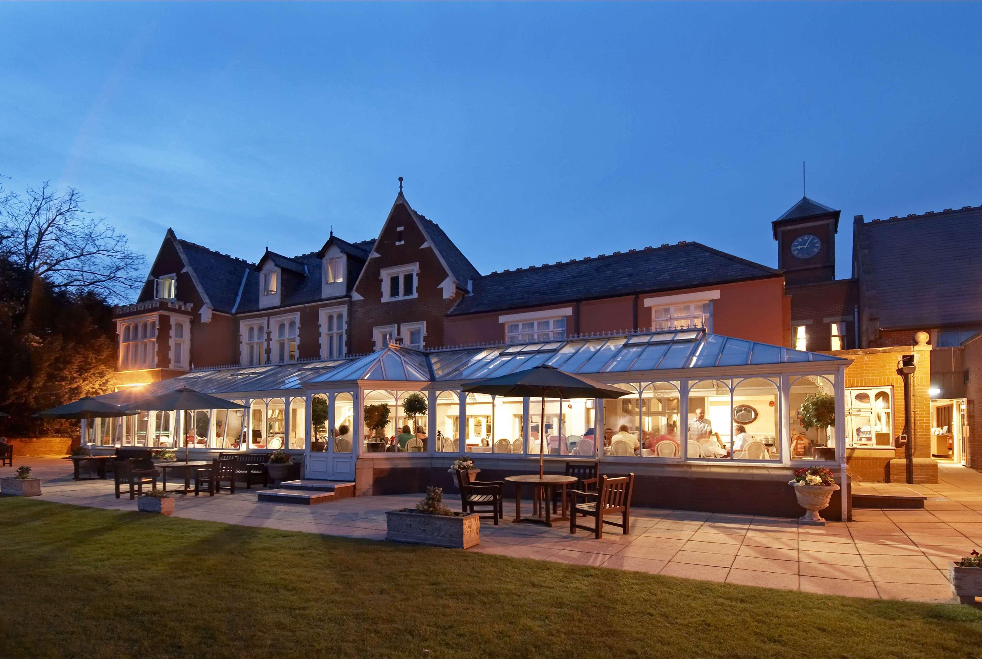 Отель Doubletree By Hilton St. Anne'S Manor Брэкнэлл Экстерьер фото