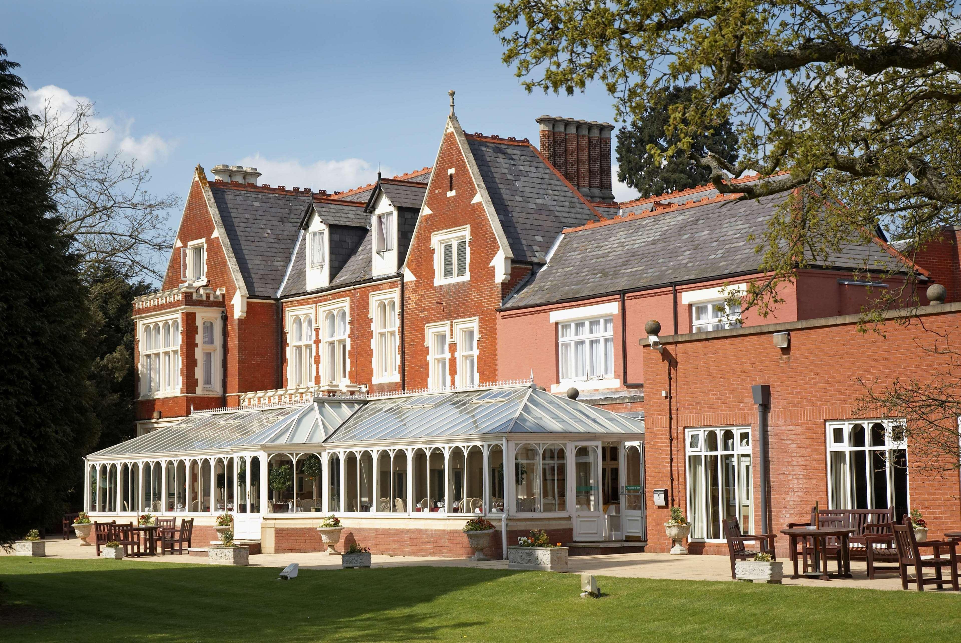 Отель Doubletree By Hilton St. Anne'S Manor Брэкнэлл Экстерьер фото