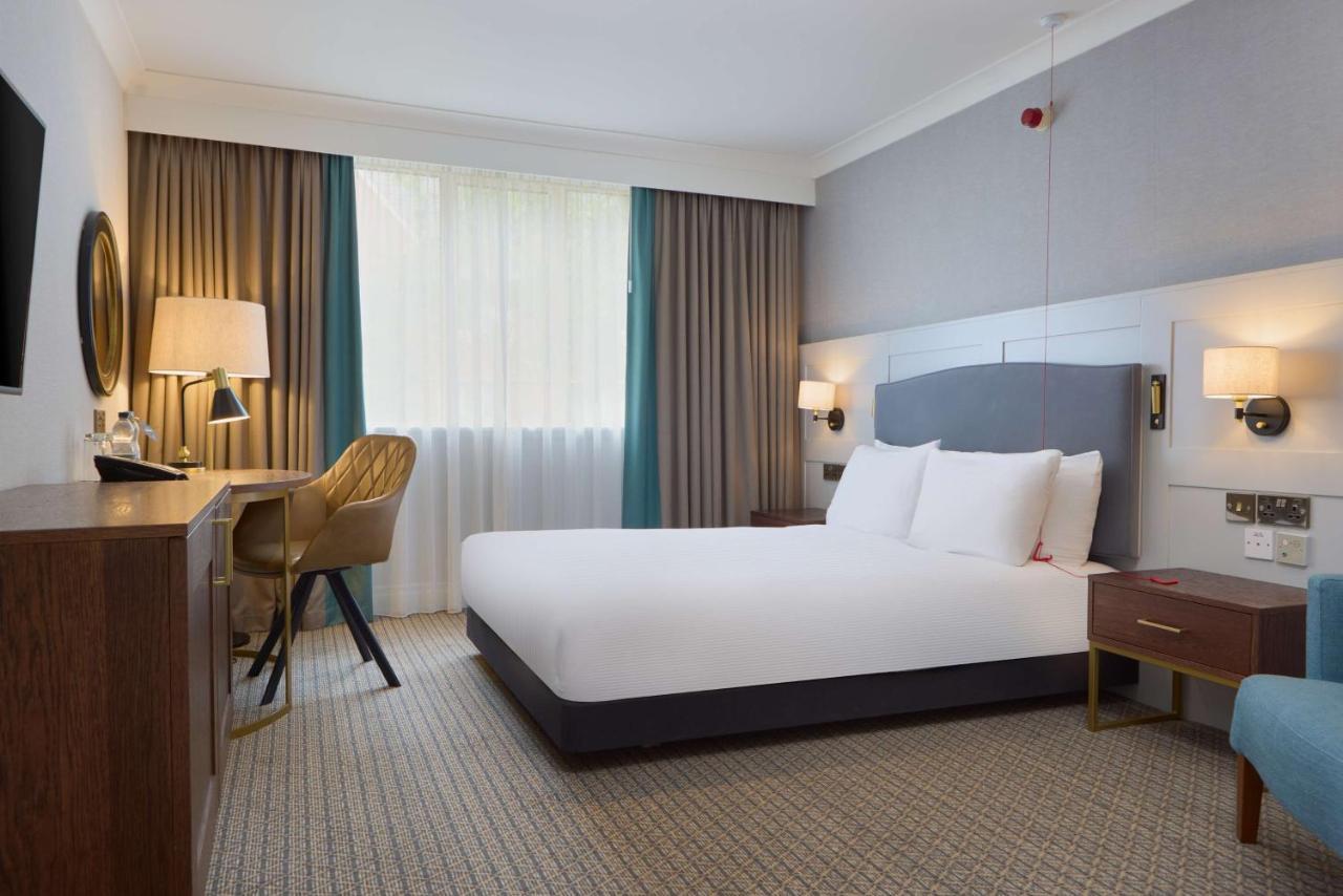 Отель Doubletree By Hilton St. Anne'S Manor Брэкнэлл Экстерьер фото
