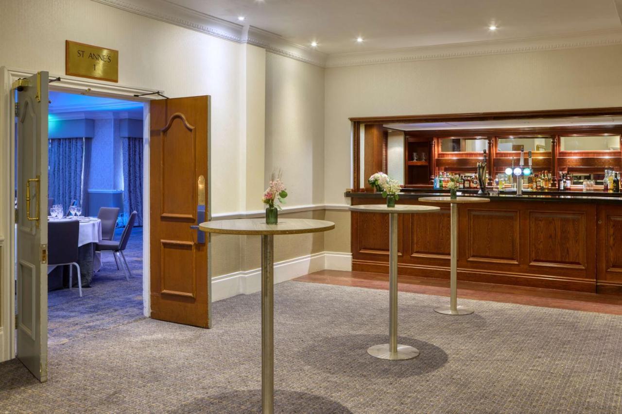 Отель Doubletree By Hilton St. Anne'S Manor Брэкнэлл Экстерьер фото