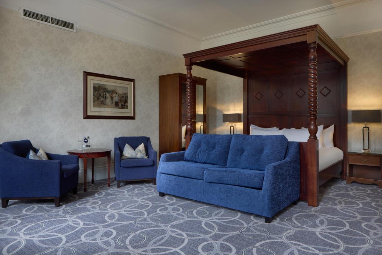 Отель Doubletree By Hilton St. Anne'S Manor Брэкнэлл Экстерьер фото