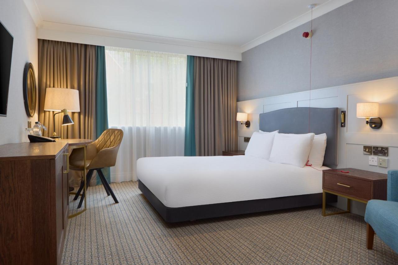 Отель Doubletree By Hilton St. Anne'S Manor Брэкнэлл Экстерьер фото