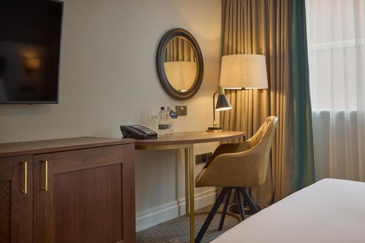 Отель Doubletree By Hilton St. Anne'S Manor Брэкнэлл Экстерьер фото