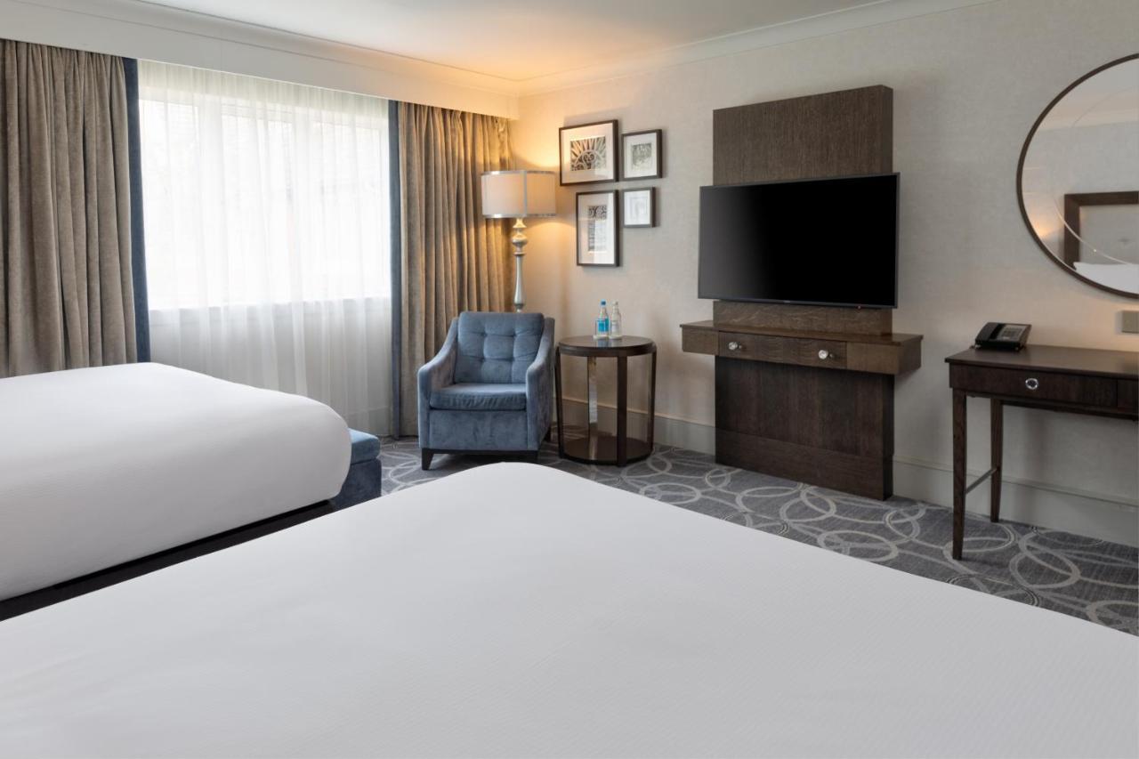 Отель Doubletree By Hilton St. Anne'S Manor Брэкнэлл Экстерьер фото