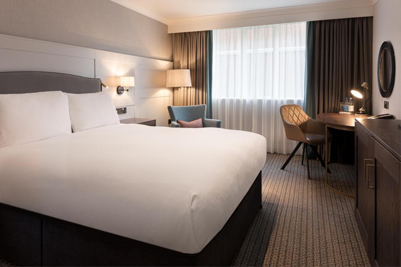 Отель Doubletree By Hilton St. Anne'S Manor Брэкнэлл Экстерьер фото