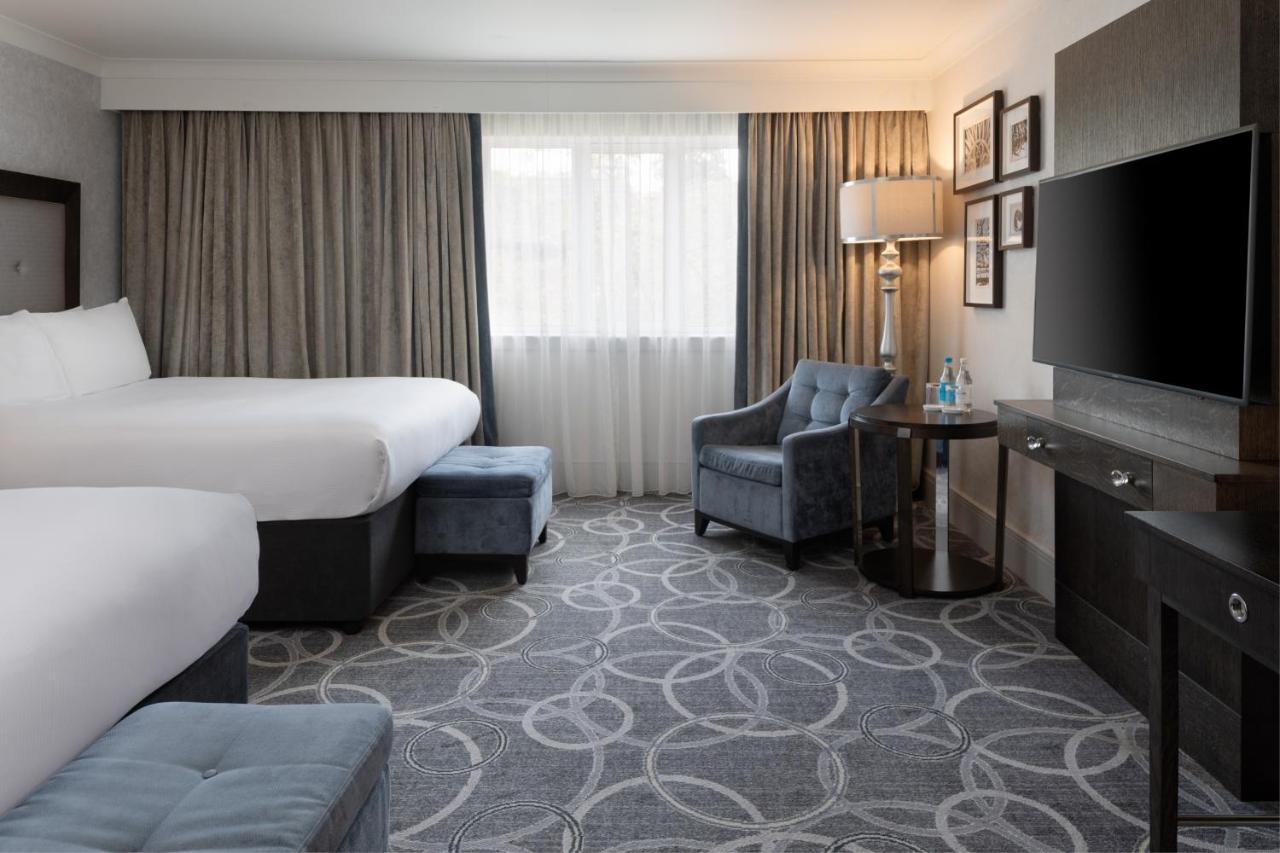 Отель Doubletree By Hilton St. Anne'S Manor Брэкнэлл Экстерьер фото