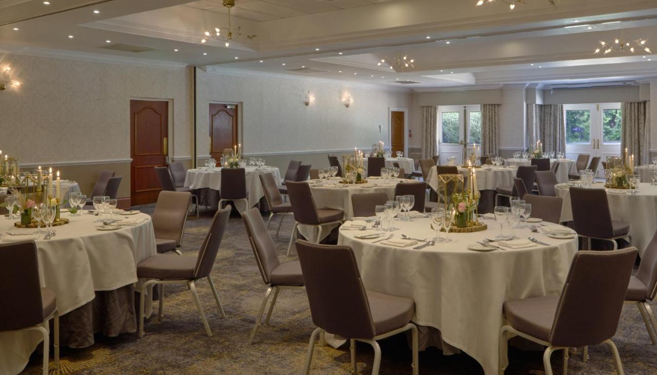 Отель Doubletree By Hilton St. Anne'S Manor Брэкнэлл Экстерьер фото