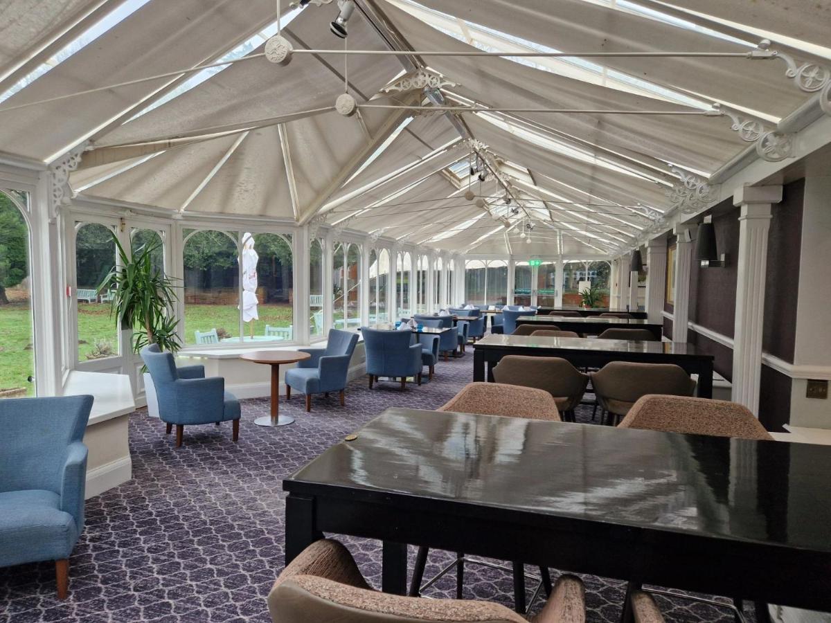 Отель Doubletree By Hilton St. Anne'S Manor Брэкнэлл Экстерьер фото