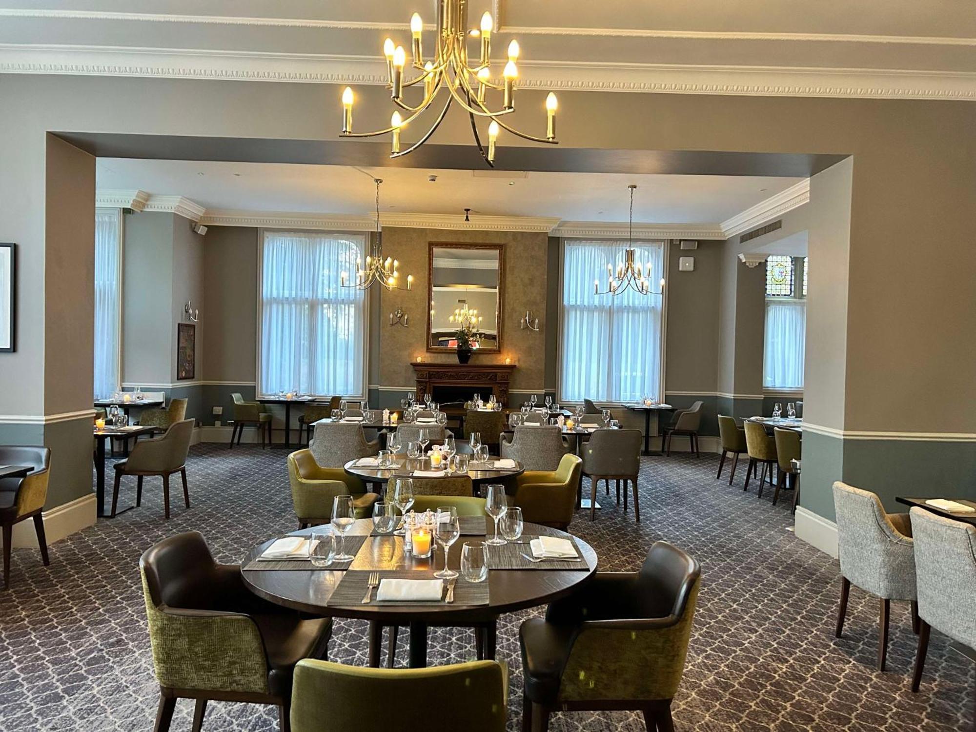 Отель Doubletree By Hilton St. Anne'S Manor Брэкнэлл Экстерьер фото