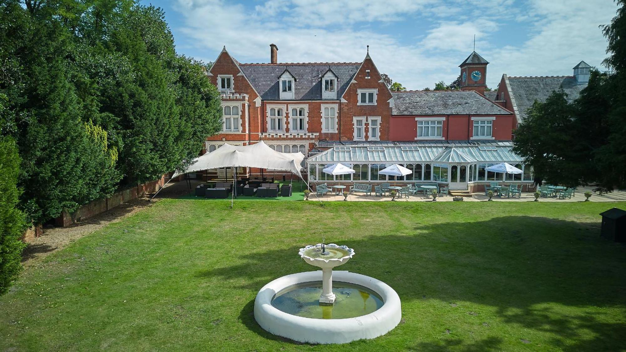 Отель Doubletree By Hilton St. Anne'S Manor Брэкнэлл Экстерьер фото