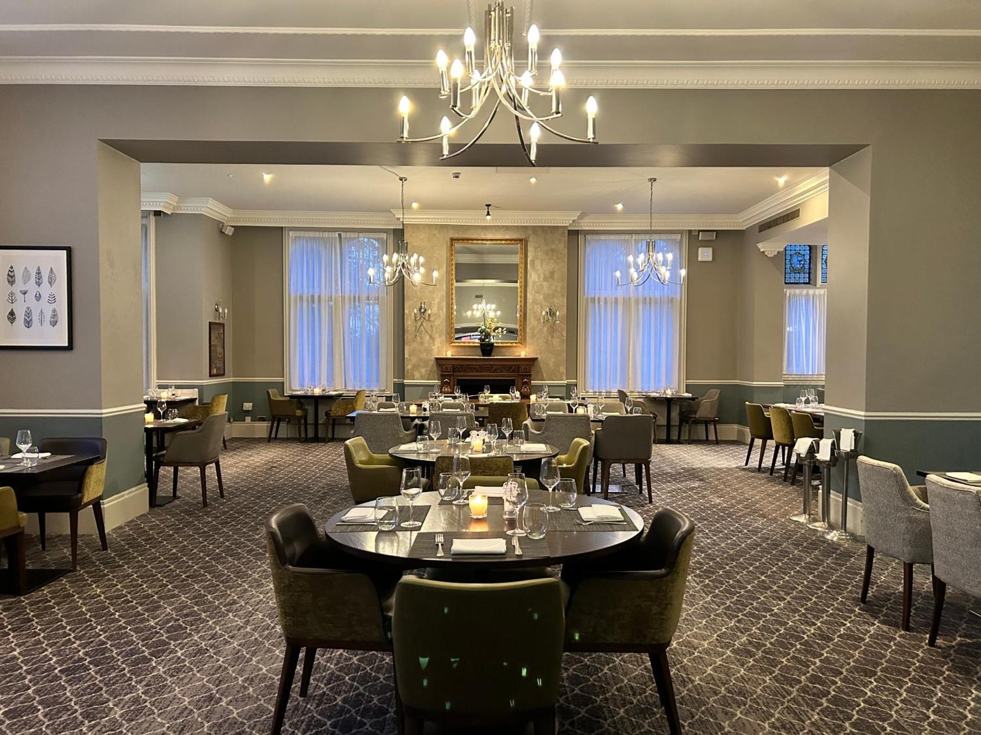 Отель Doubletree By Hilton St. Anne'S Manor Брэкнэлл Экстерьер фото